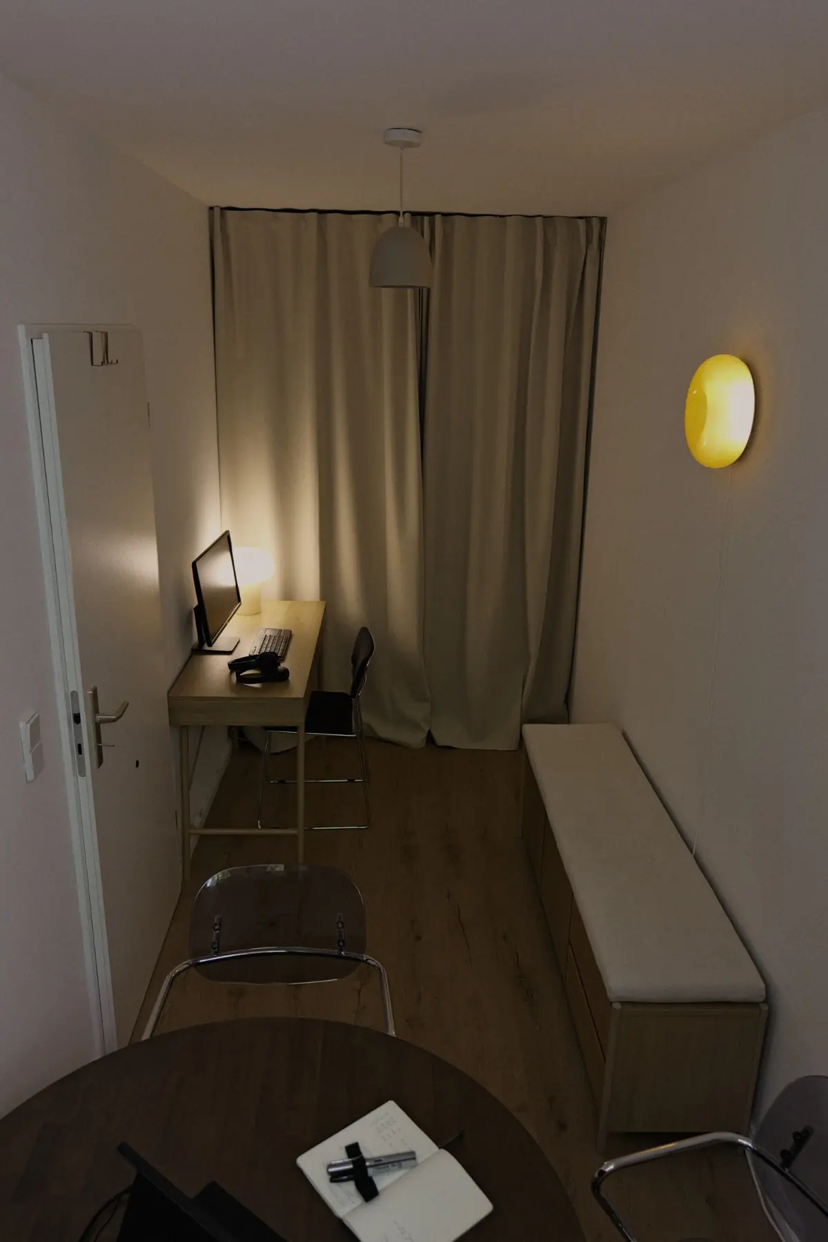 Aufenthaltsbereich mit Arbeitsplatz im Podcast Studio Berlin