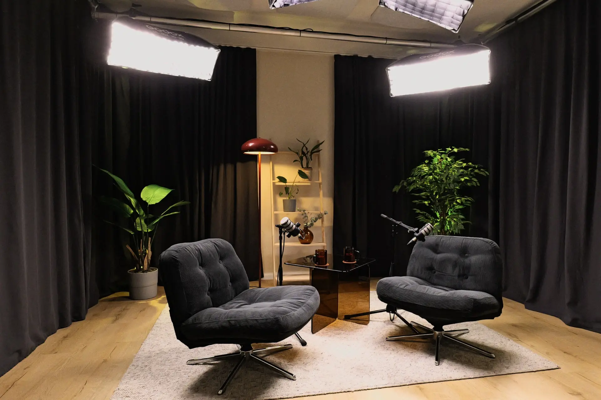 Lounge-Set im Podcast Studio Berlin mit zwei Sesseln und professioneller Beleuchtung