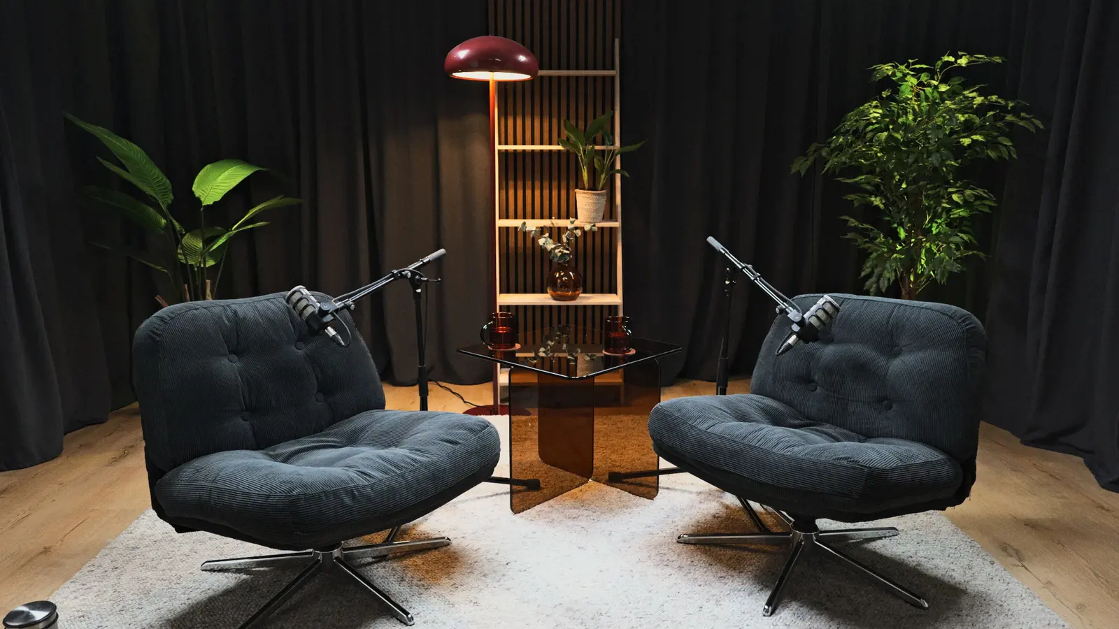 Akustikpanel und Regal im Lounge-Set des Podcast Studios Berlin
