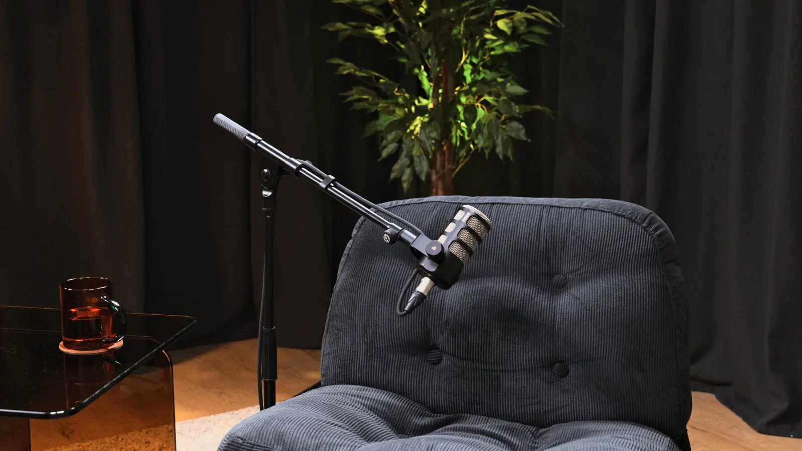 Linke Kameraperspektive des Lounge-Sets im Podcast Studio Berlin