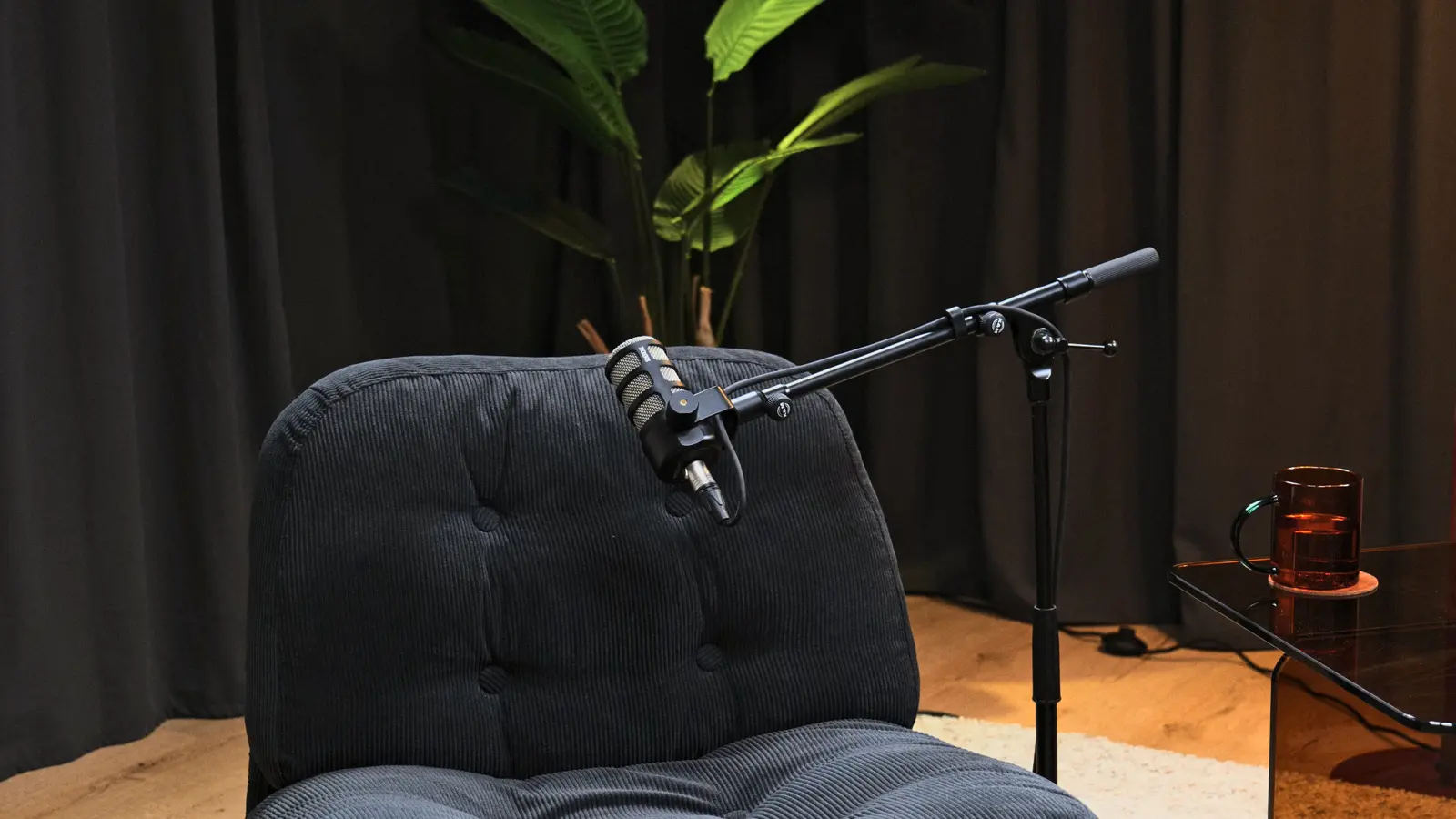 Rechte Kameraperspektive des Lounge-Sets im Podcast Studio Berlin