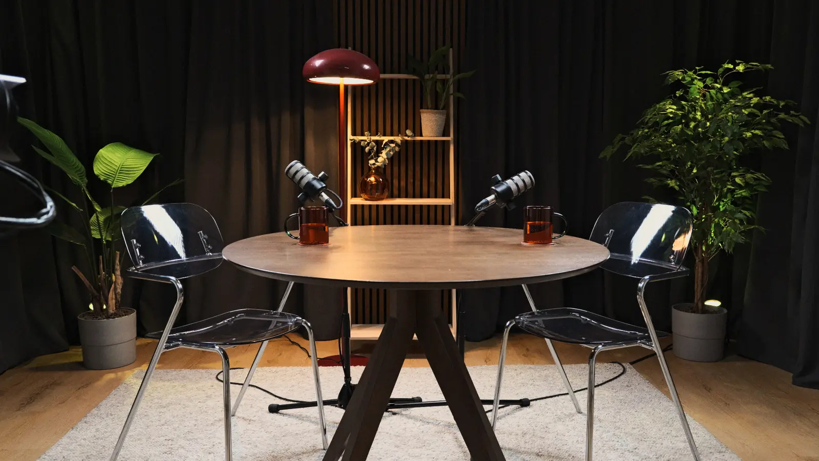 Akustikpanel und Regal im Tisch-Set des Podcast Studios Berlin