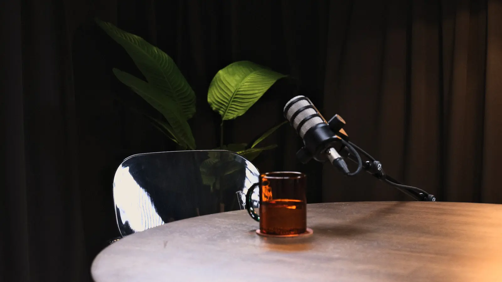 Linke Kameraperspektive des Tisch-Sets im Podcast Studio Berlin