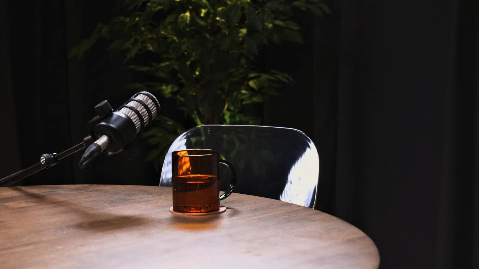 Rechte Kameraperspektive des Tisch-Sets im Podcast Studio Berlin