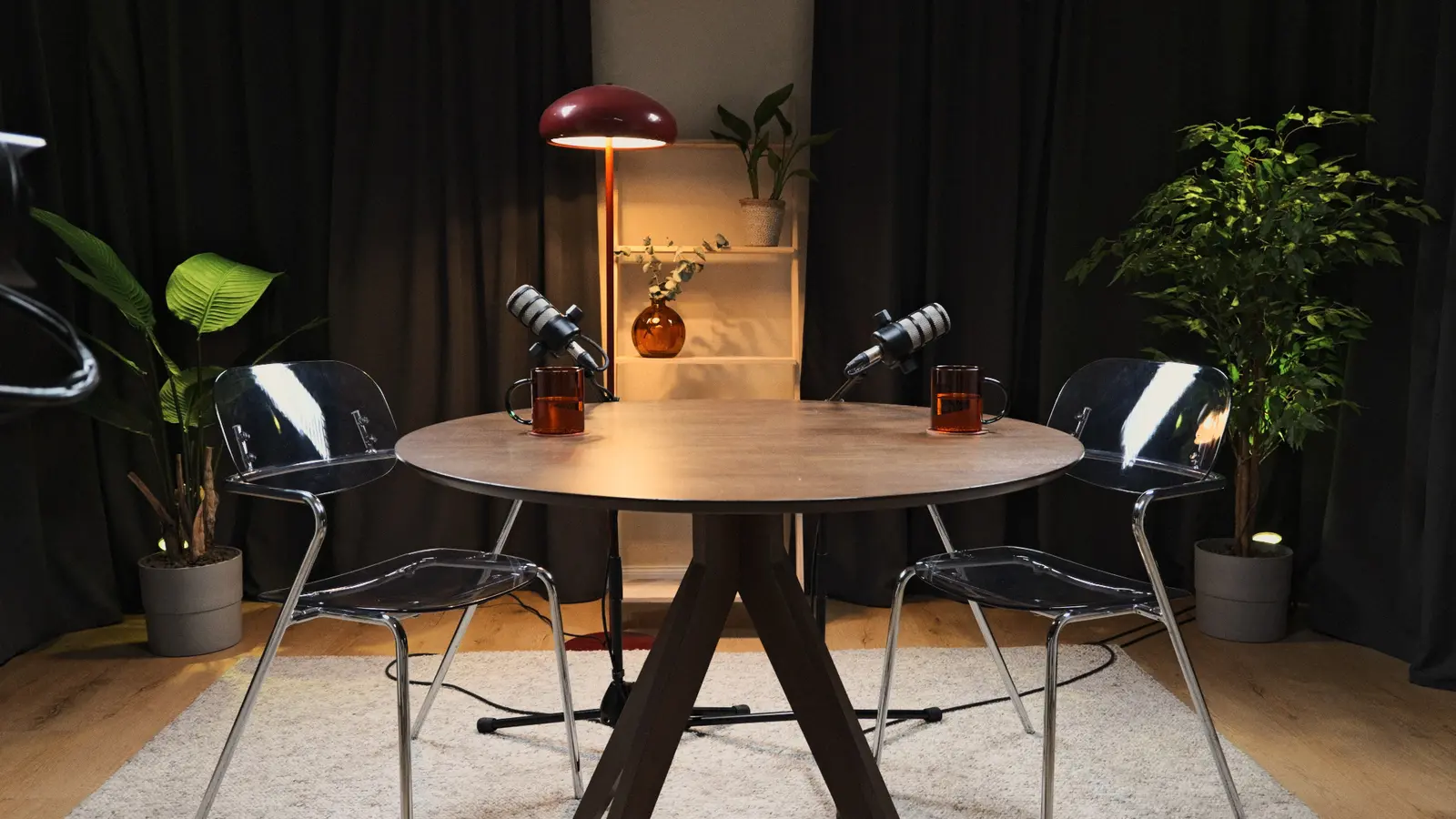 Totale des Tisch-Sets im Podcast Studio Berlin